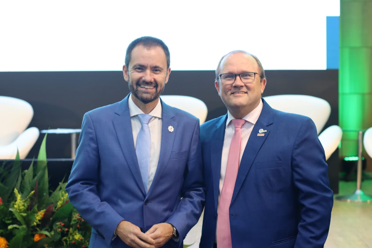 Reitor do IFRS, Júlio Xandro Heck, presidente do Conif, com o presidente da ADUFRGS-Sindical, Jairo Bolter, também Tesoureiro do PROIFES-Federação.